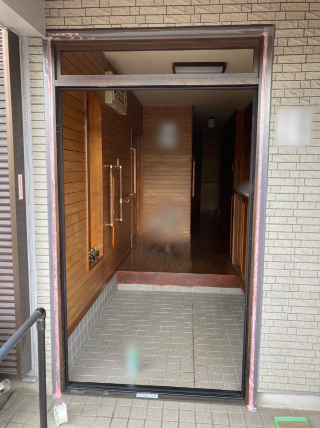 東海市玄関リフォームの現場です。古い枠と新しい枠をの間吹抜け断熱材を全体に使用。