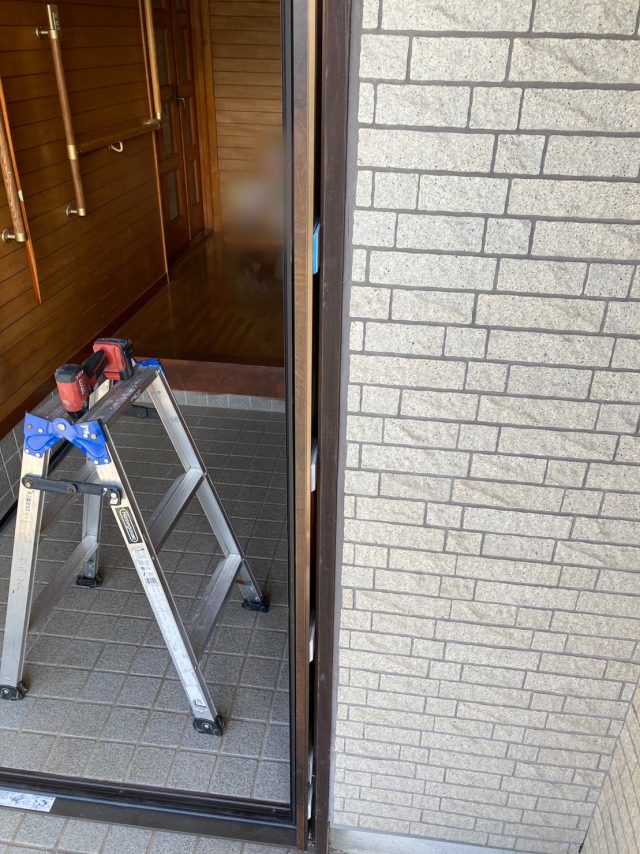 東海市玄関リフォームの現場です。新しい枠を取付、古い枠との隙間はこんな感じになっています。