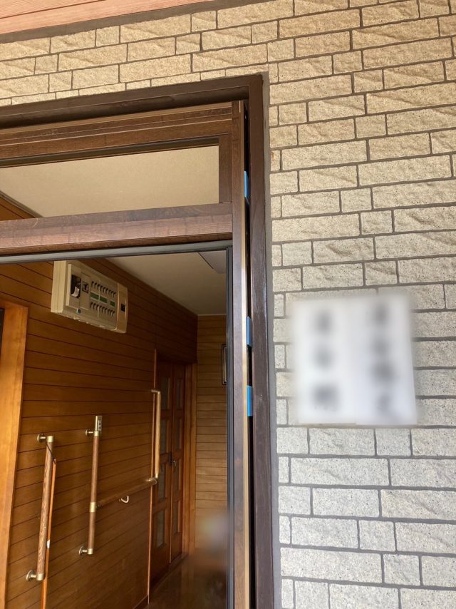 東海市玄関リフォームの現場です。新しい枠を取り付けました。