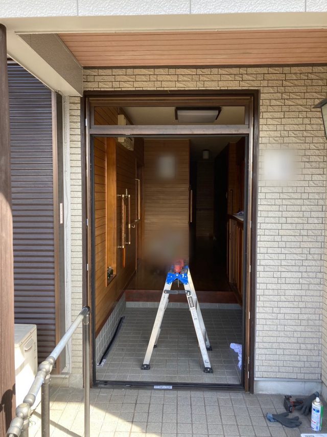 東海市玄関リフォーム現場。古くなった玄関を取り外し、新しい枠をつけていきます。