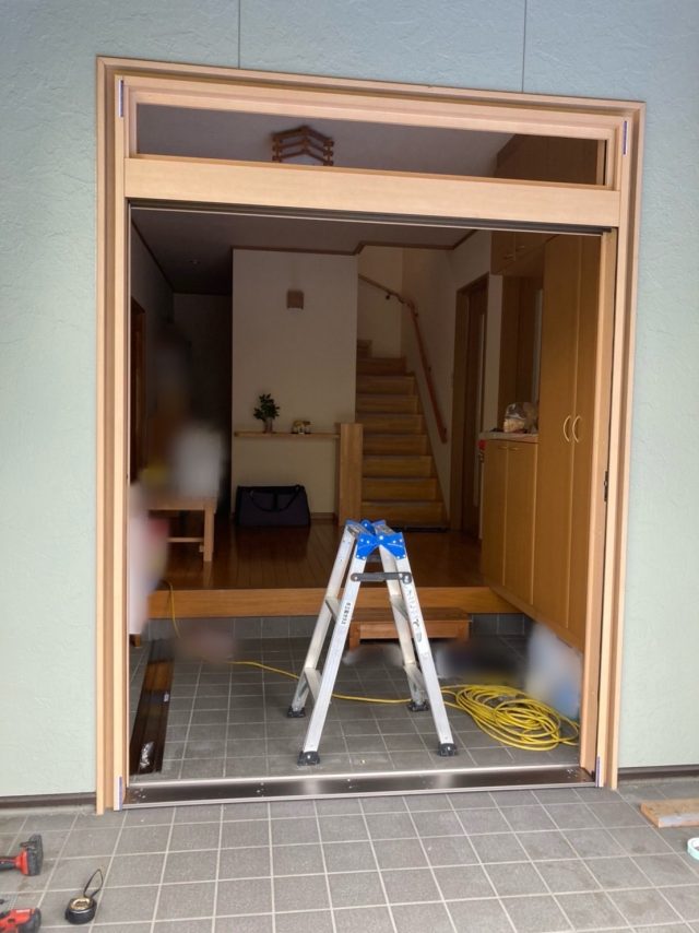 名古屋市玄関引戸交換。新しい枠をつけていきます。