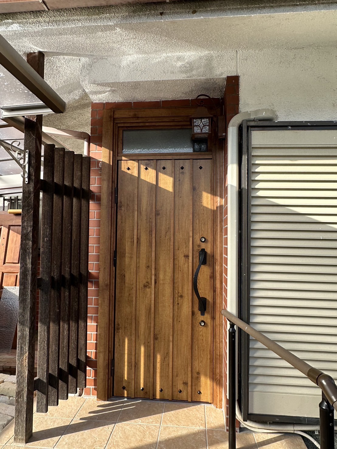 神戸市垂水区にて戸建て住宅の木製玄関ランマ付き玄関ドアをカバー工法で新しい玄関ドアへ1日で交換工事してきました！