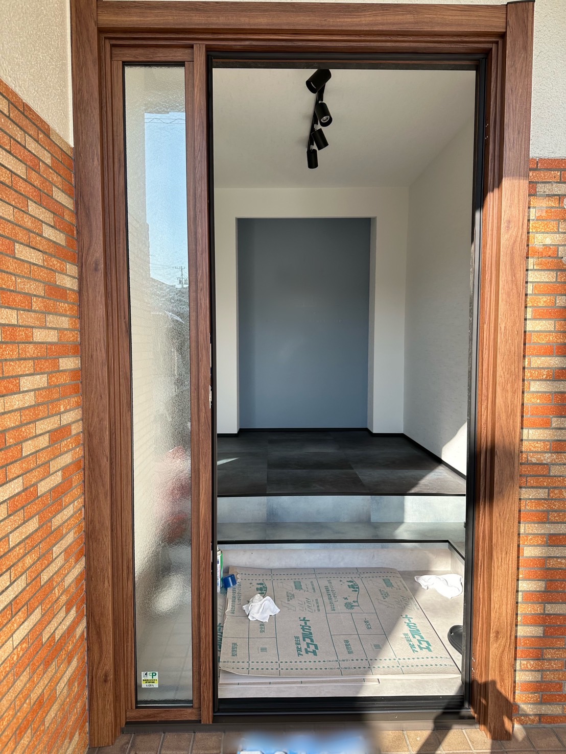 名古屋市鉄骨造の玄関リフォーム。袖部安全合わせガラスをはめ込んだ全体がわかる写真です。