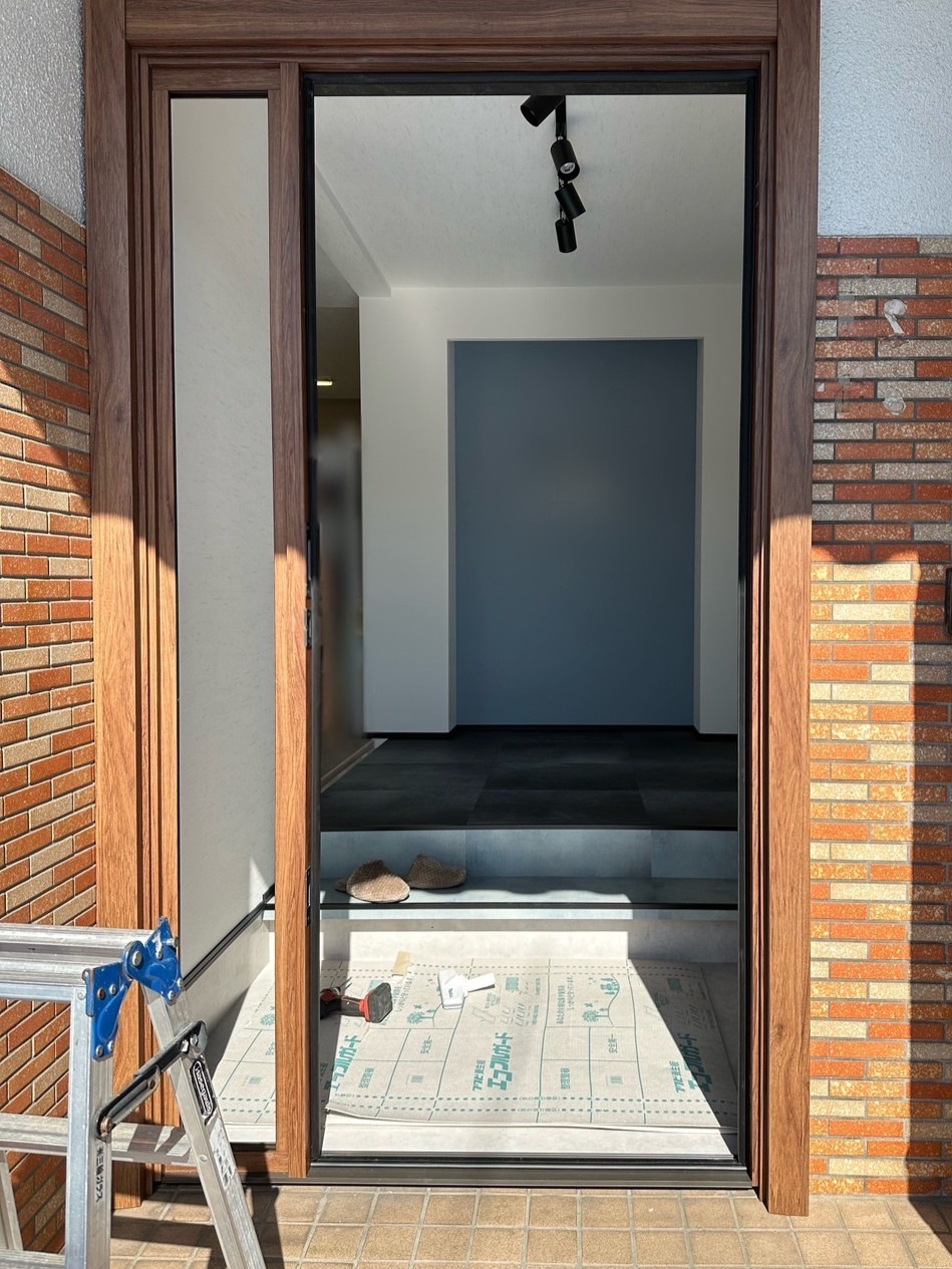 名古屋市鉄骨造の玄関リフォーム。三方に外額縁を取付けました。