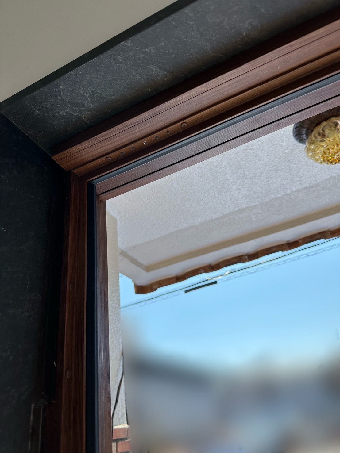 名古屋市鉄骨造の玄関リフォーム。内額縁を取付けました。拡大した様子です。