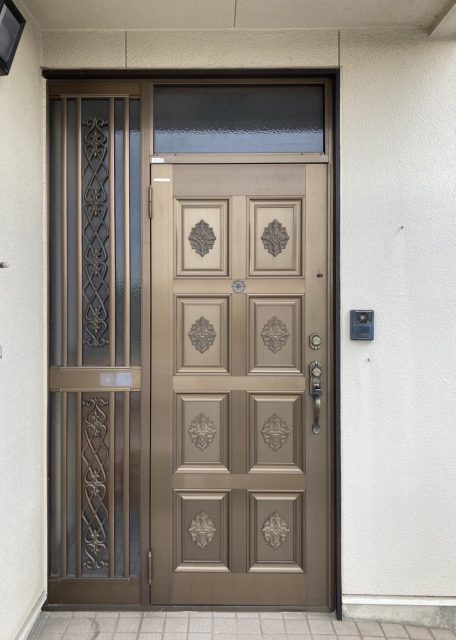 築40年くらいの木造住宅の玄関ドアです。ガラスが多くて採光は取れますが…