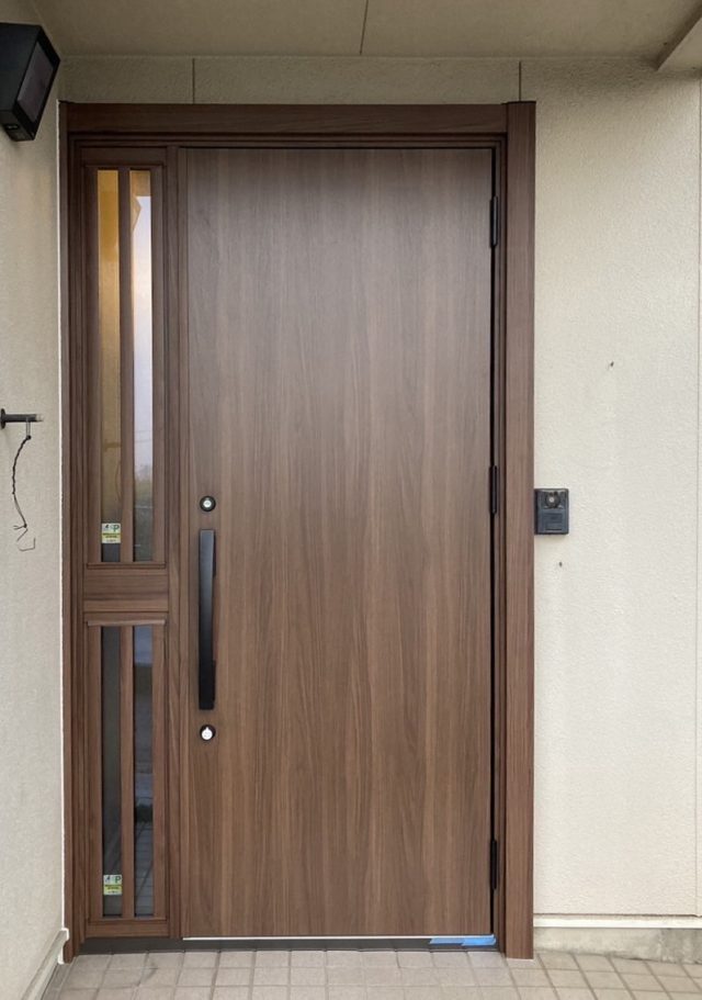 【施工後】リクシルリシェント玄関ドアM17型K2仕様　片袖ドア　クリエモカ色