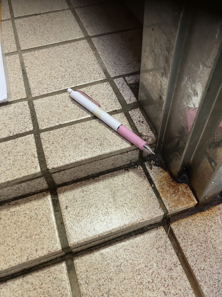 下枠タイル際の傷み