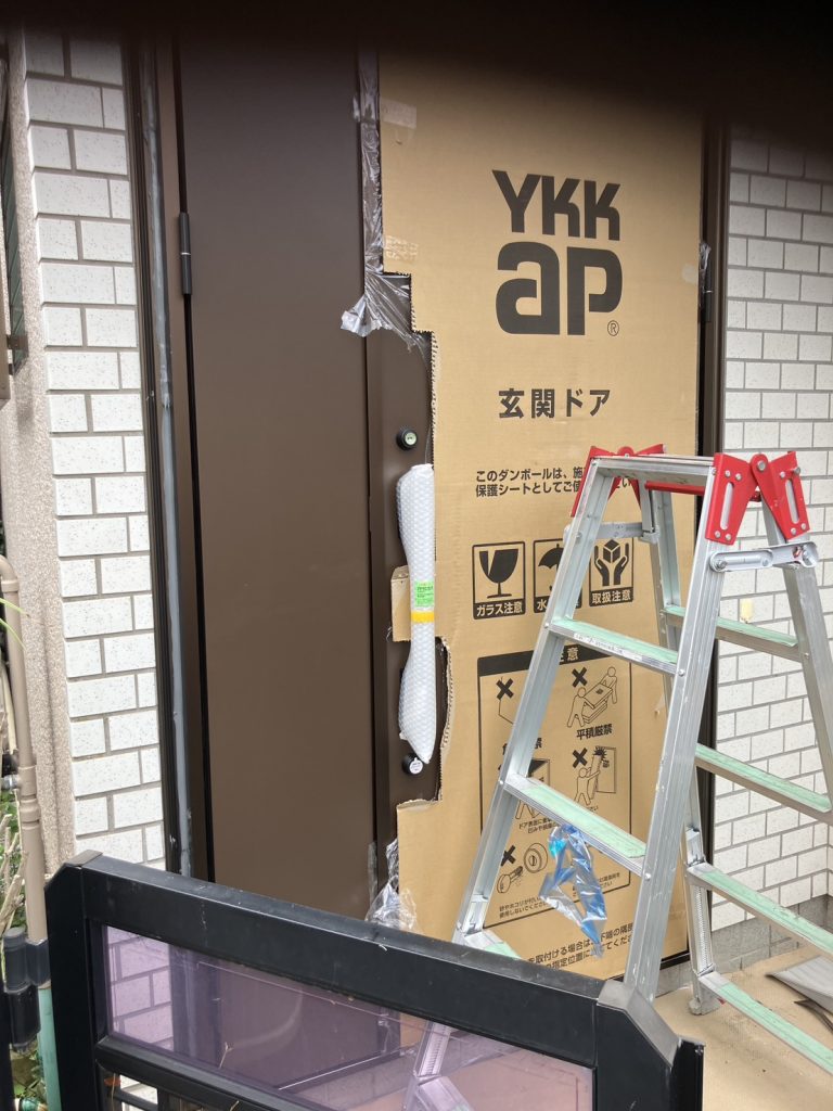 新しい親子ドア取付中