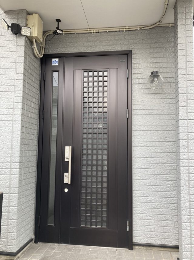 名古屋市にある玄関ドア、鍵が掛けにくい採風タイプの玄関ドアにしたい。