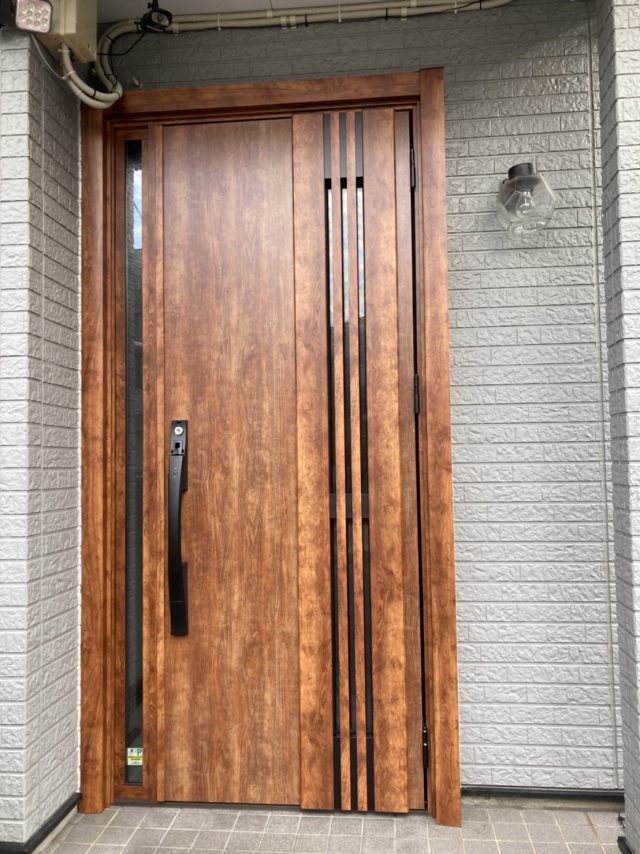 施工後の玄関ドア（リクシルリシェント玄関ドア3　　M83型　片袖ドア（ガラス：防犯ガラス仕様）リモコンキー　ハンドダウンチェリー色