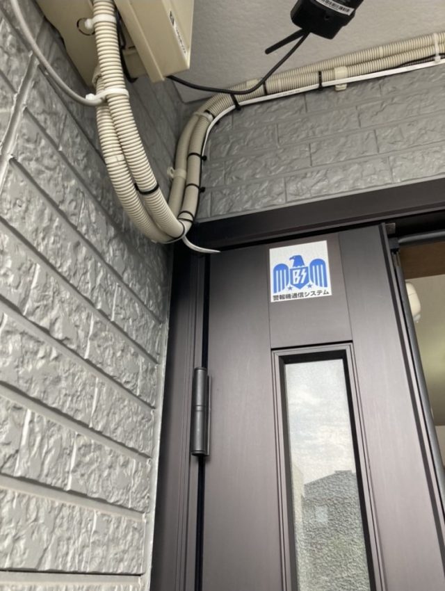 子扉の上部にLANケーブルが出ているのもきれいにしたい。