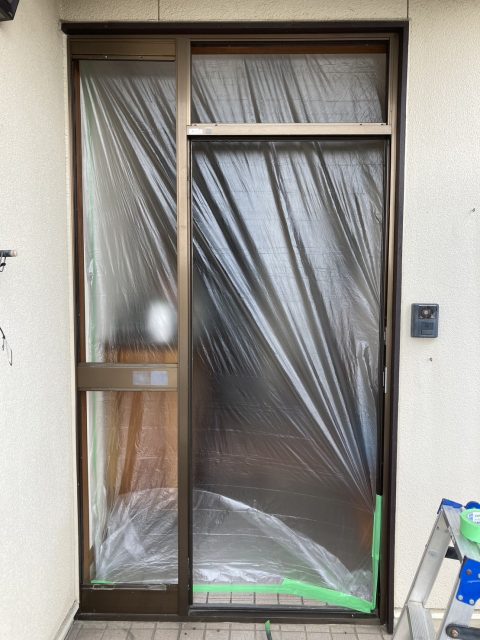 古い玄関の枠を外していきます