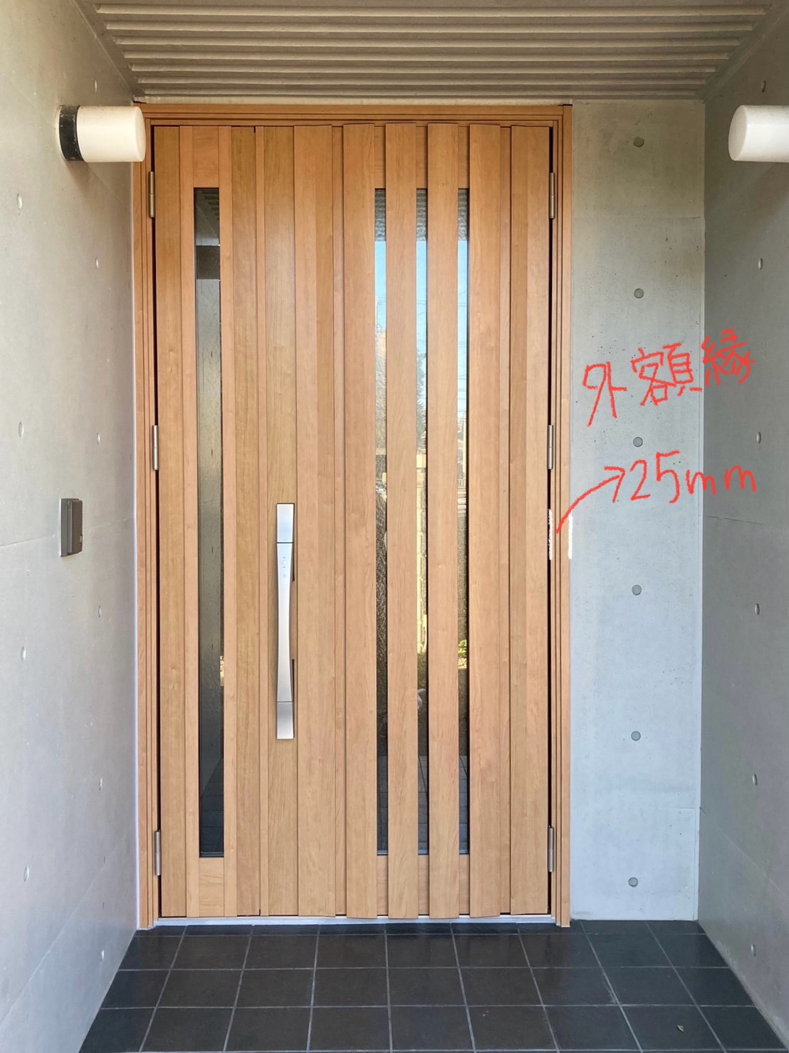 名古屋市の築27年RC造の造作木製ドアをLIXILリシェント玄関ドアでリフォームしました。