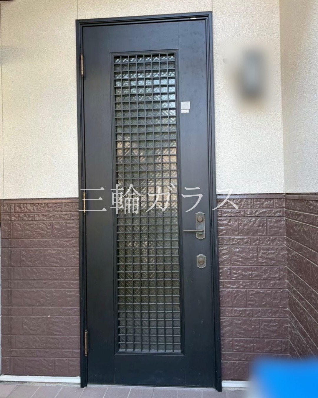 豊田市33年の木造住宅の玄関ドアです。アルミ製で所々錆があるそうです。