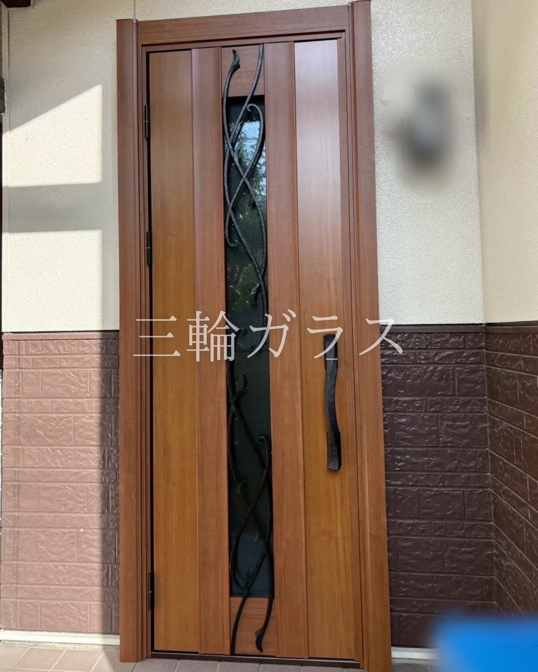 豊田市33年の木造住宅のアルミ製の玄関ドアからYKKのドアリモD2仕様E09T型（通風）に玄関リフォームしました。