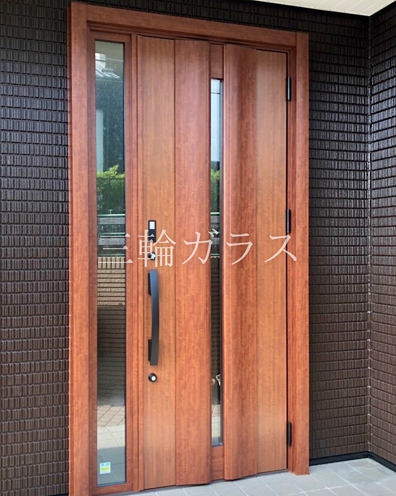 名古屋市積水ハウスで建てた築20年の木造住宅の玄関ドアをLIXILのリシェント玄関ドアでリフォームG12型の片袖ドアポートマホガニー色にしました。