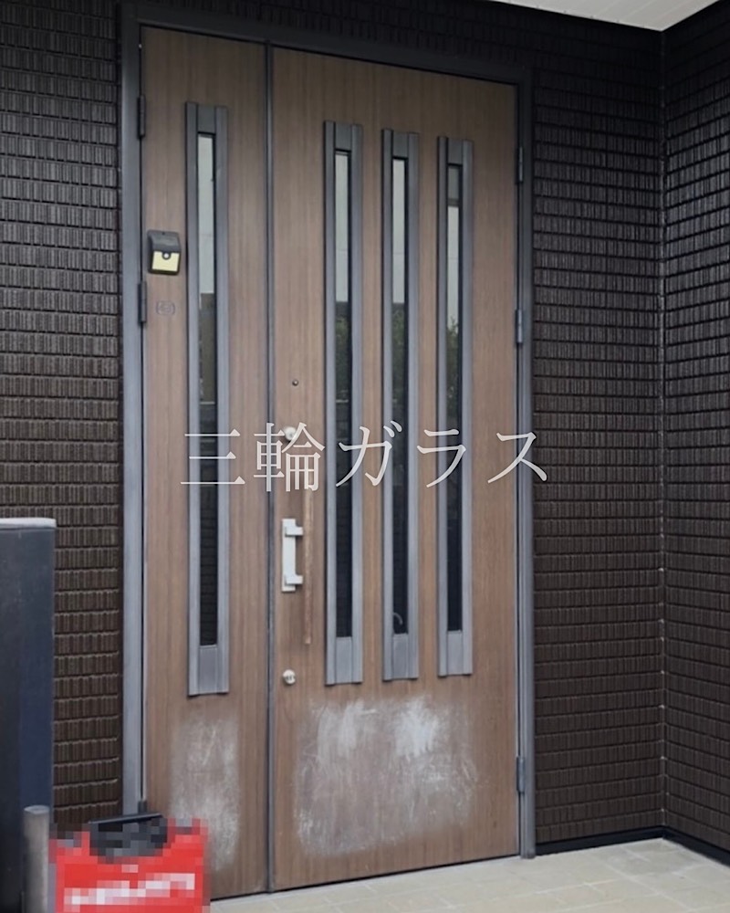 名古屋市積水ハウスで建てた築20年の木造住宅の玄関ドアです。南側に玄関があるため日に当たる下部が色褪せてザラザラしてきてしまった。