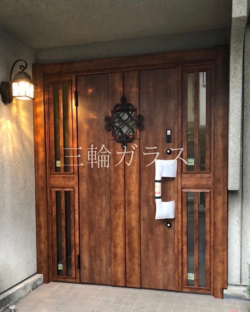 名古屋市築40年のPC工法の戸建。リシェント玄関ドアのD77型両袖ドア　ハンドダウンチェリー色三輪ガラスで玄関ドアリフォーム。