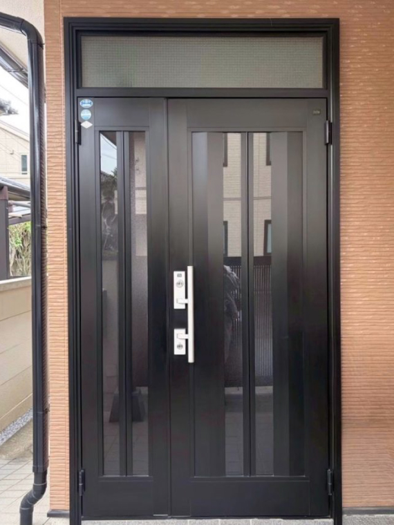 親子タイプの古くなった玄関ドア