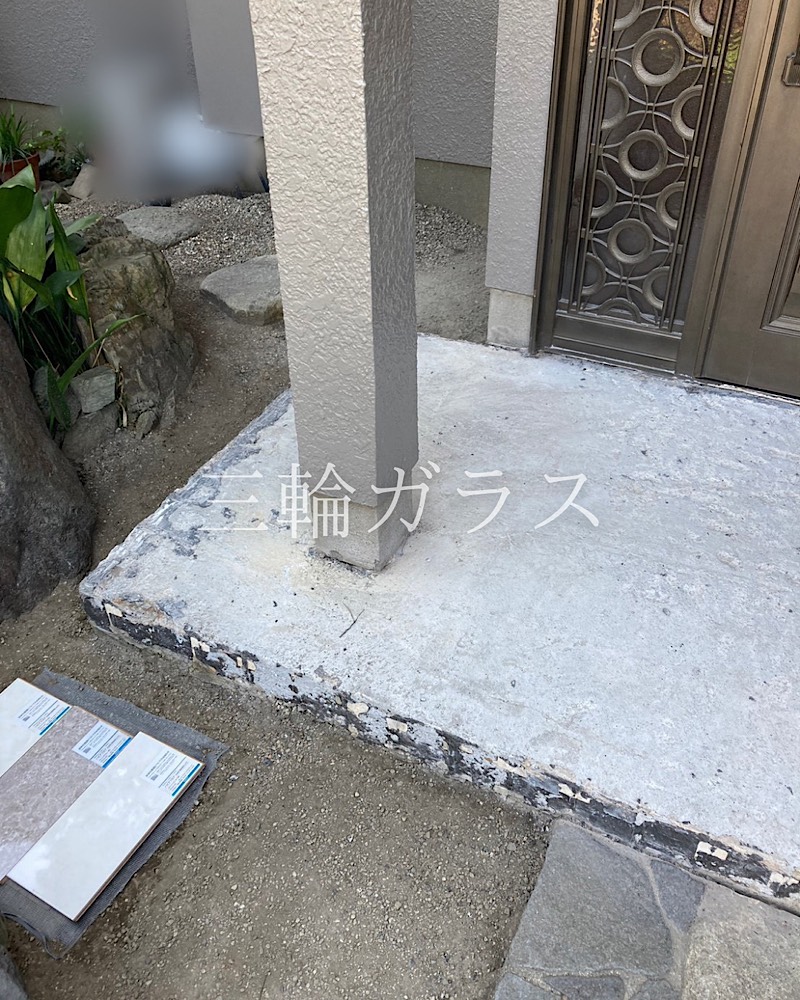 【知多市】カバー工法の弱点を克服！タイル張替えでフラットな玄関先を実現