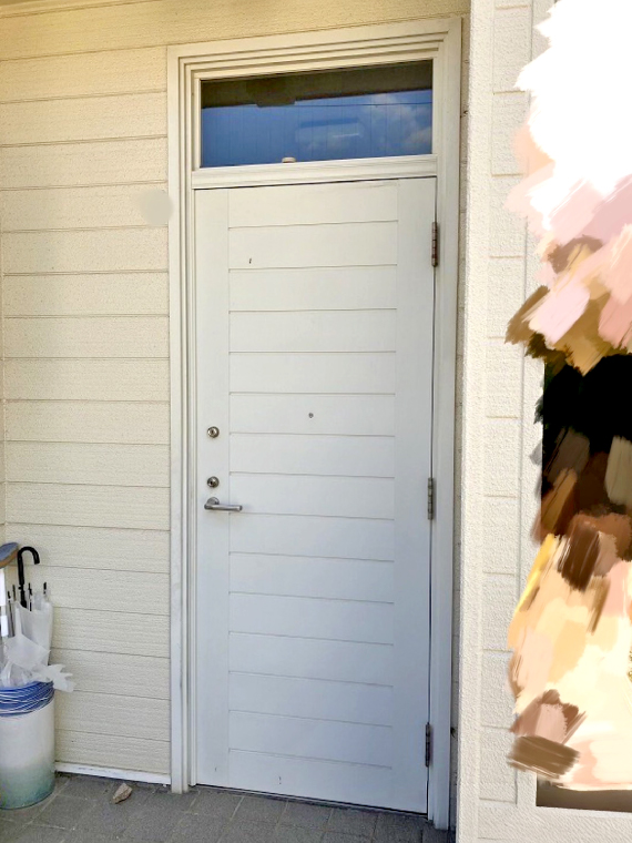 ガラスのランマがついた白い片開きドア