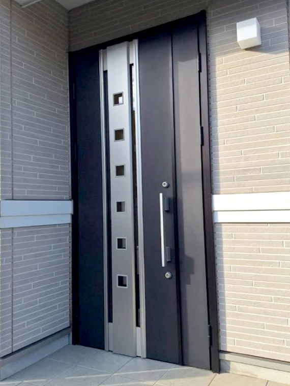 採光窓のついたアルミ製親子ドア