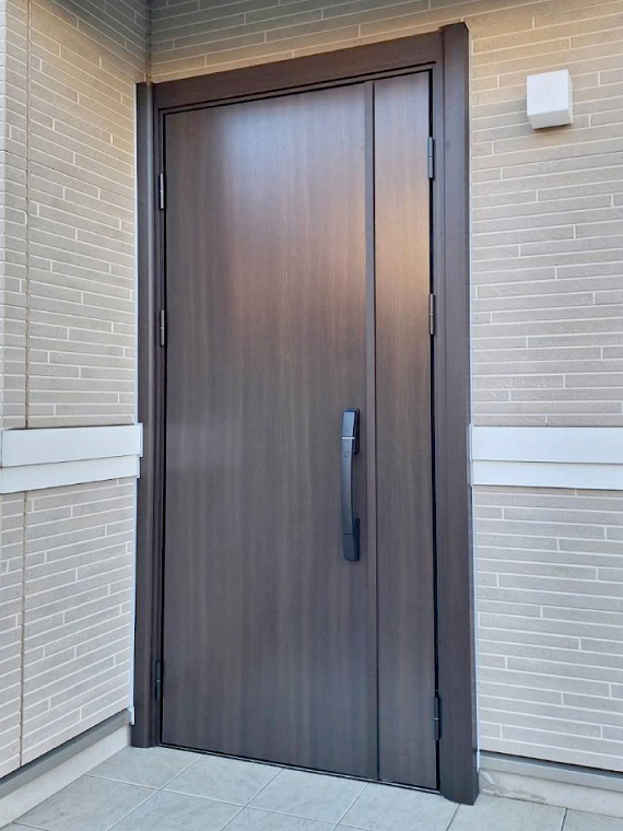 採光窓を無くし、シックなウッド長の親子ドアにリフォーム