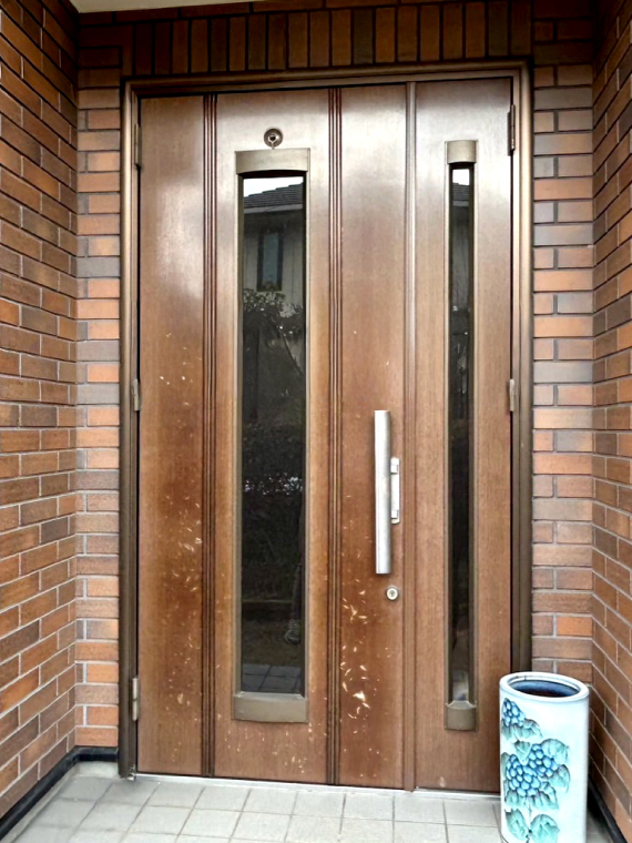 縦スリットの大きな採光窓が付いた親子ドア