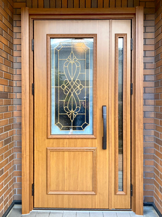 大きな採光窓とアンティーク調のデザインがお洒落な親子ドアにリフォーム