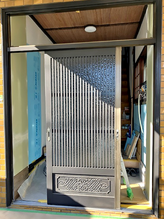 大きなランマが付いた古い引き戸