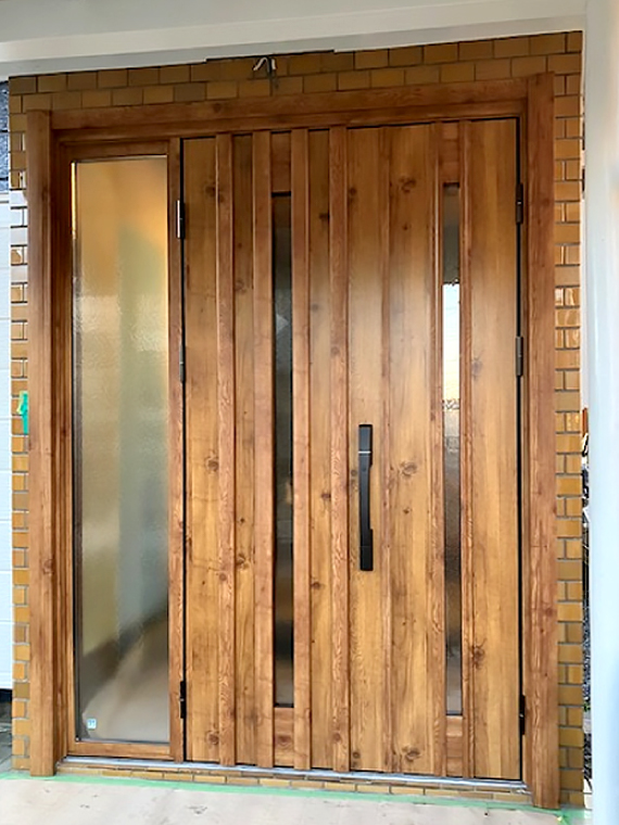 木目調の温かみのある大きな袖付きドアにリフォーム
