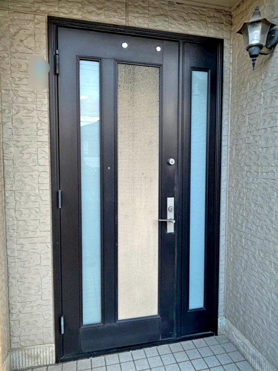 両端に大きな縦の採光窓がついた玄関ドア