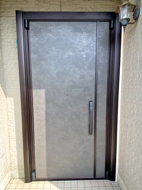 窓を無くし、シンプルでシックな無採光玄関ドアにリフォーム