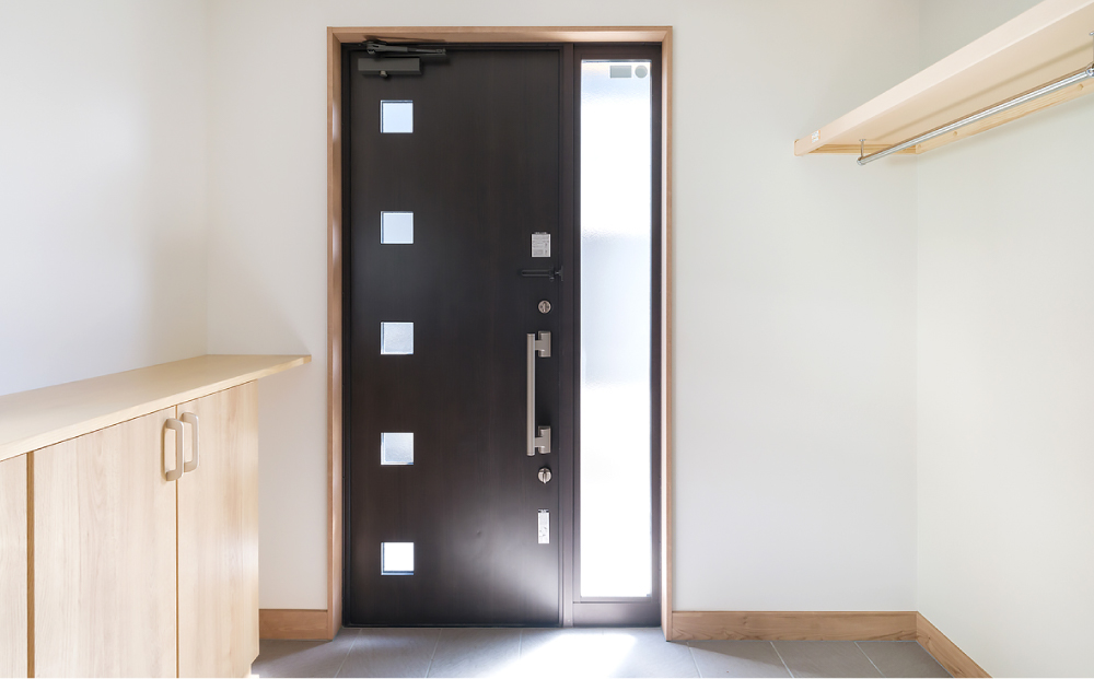 玄関ドアの採光窓によって、玄関全体に明るい光が差し込み清潔感を感じる玄関周りになっています