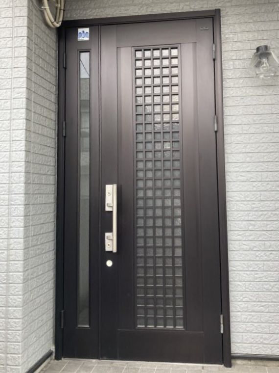 リフォーム前のアルミ製親子ドア