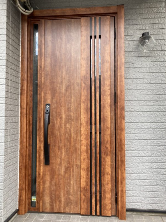 リフォーム後の木目調親子ドア