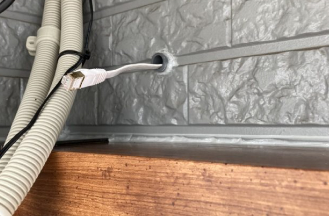 電子錠用のLANケーブルもスリープに通して見た目を美しく整えています