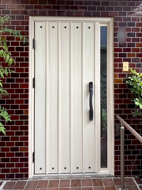 バニラウォールナット色のやさしい木目調の玄関ドアにリフォーム