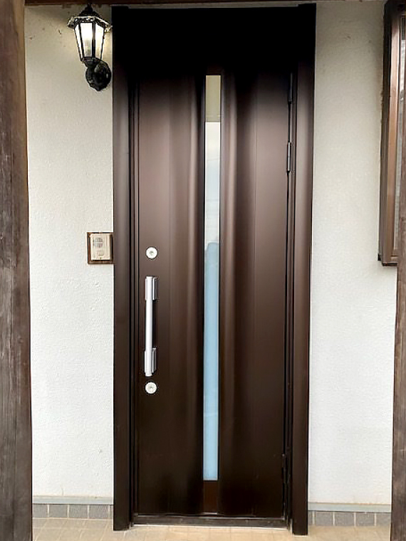 スタイリッシュなチョコブラウン色の片開きドアにリフォーム