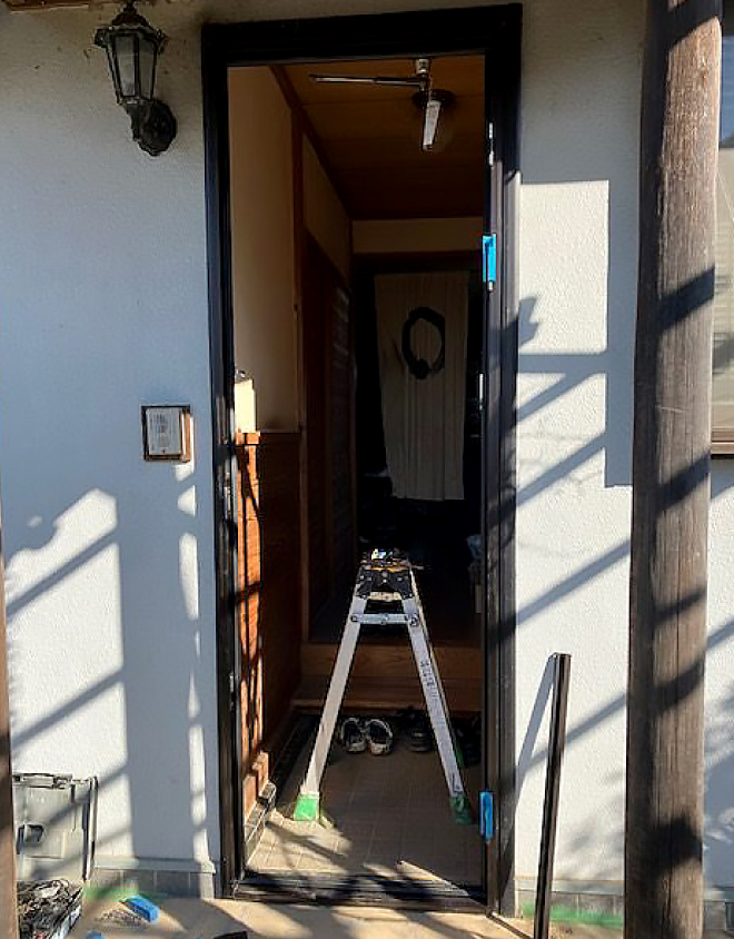 古い玄関ドアを撤去して、枠だけが残された状態