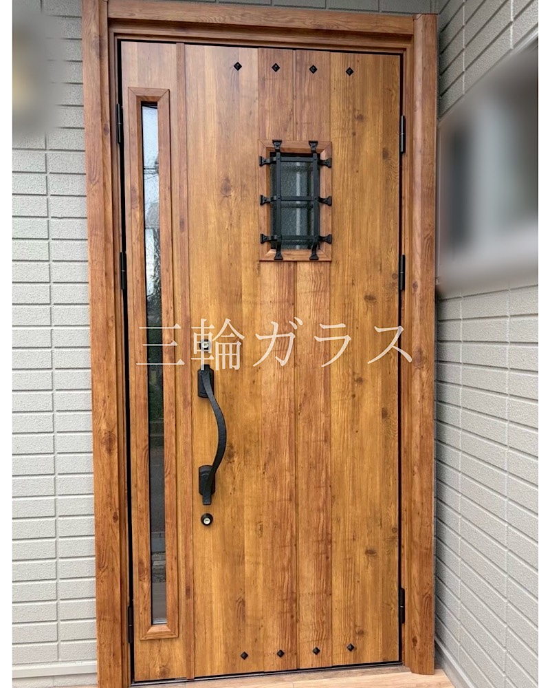 東浦町の玄関ドアのリフォームをYKKドアリモN14Nに、街の玄関ドアやさん豊明店三輪ガラスがリフォームしました。