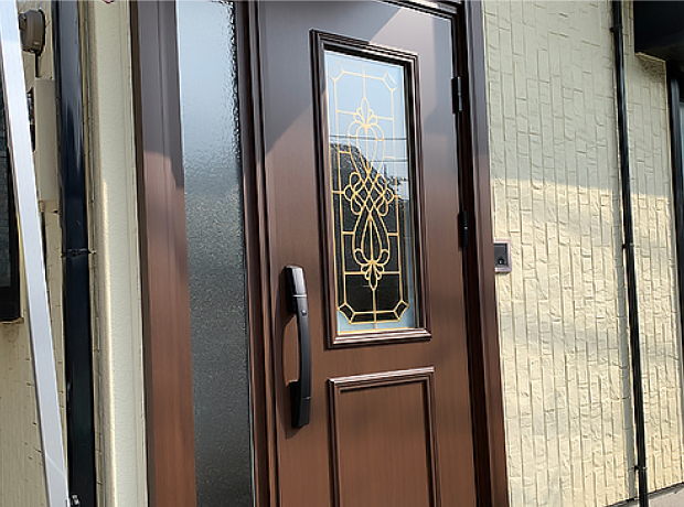 施工後のショコラウォールナット色の木目調のデザインが素敵な片袖ドア