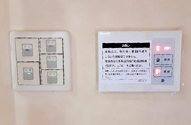室内の壁に設置されている顔認証キーの電源用AC100V