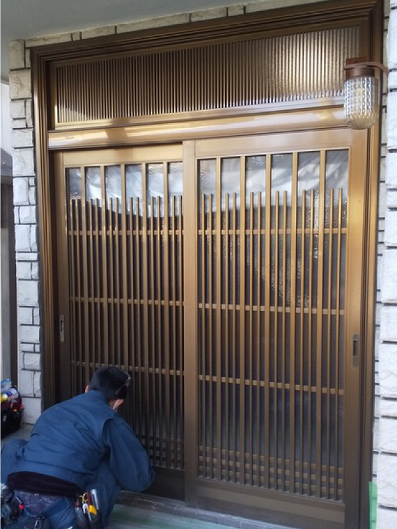 施工前のガラス面が大きな金属タイプのランマ付き引戸の玄関ドア