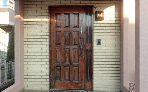 古びた玄関ドア