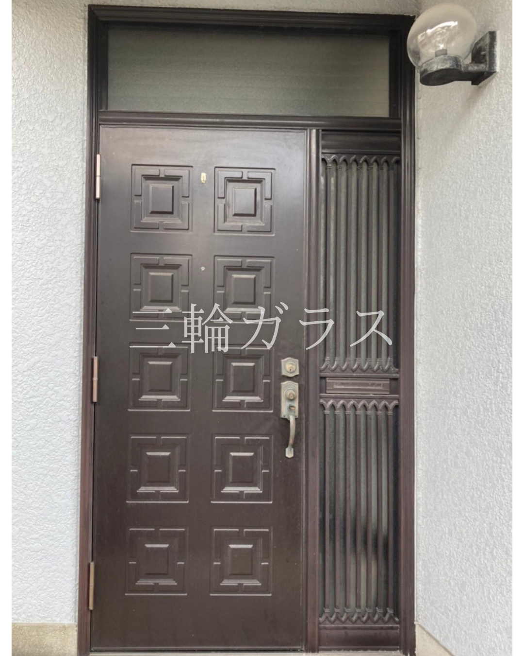 名古屋市の戸建住宅、リフォーム前の既存アルミ製玄関ドア（ブラウン、格子状のデザイン、片袖飾り・欄間付き）