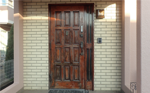 表面がボロボロの玄関ドア