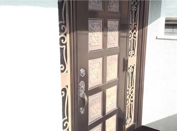アンティーク調のデザインが特徴のアルミ製玄関ドア
