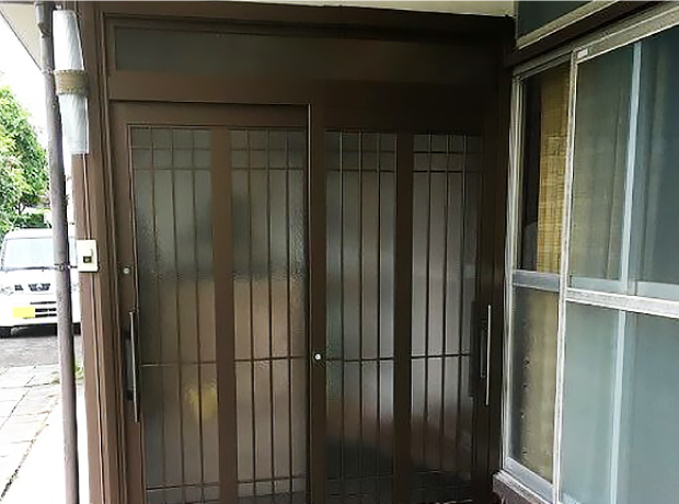 古い開き戸をカバー工法でドアリモA13の開き戸に交換。複層ガラス仕様で開き戸でも断熱性、防犯性に優れた玄関ドアに生まれ変わりました